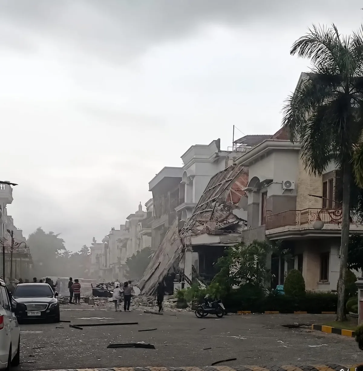 Ledakan Dahsyat Hancurkan Rumah Mewah di Kompleks Grand Polonia Medan, 6 Orang Dilaporkan Luka-Luka