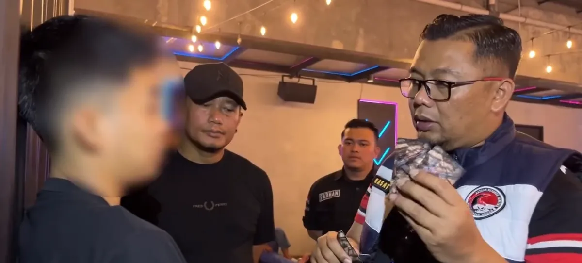 Operasi senyap berskala besar yang melibatkan tim gabungan Polrestabes Medan, TNI, hingga Bea Cukai sukses mengobrak-abrik Tempat Hiburan Malam (THM) HW Helen’s Night Mart di Jalan Setia Budi, Kecamatan Medan Sunggal, Minggu (2/8) dini hari. (Foto: Istimewa)