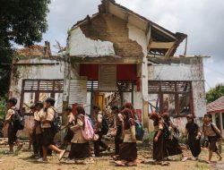 Gedung perpustakaan SD di Pandeglang ambruk