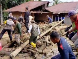 Polda Riau kerahkan ratusan personel evakuasi korban banjir di Agam