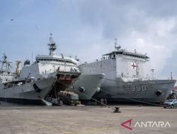 TNI kerahkan lima KRI untuk salurkan bantuan bencana banjir bandang di Sumatera