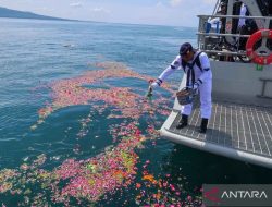 Peringatan Hari Pahlawan diisi dengan tabur bunga di tengah laut