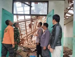 Ruang kelas SMPN 1 Peundeuy di Garut ambruk