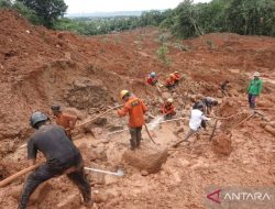 Hari ketiga evakuasi korban longsor Majenang Cilacap