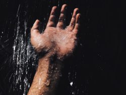 Ternyata “mandi gelap” bisa jadi rahasia tidur lebih nyenyak